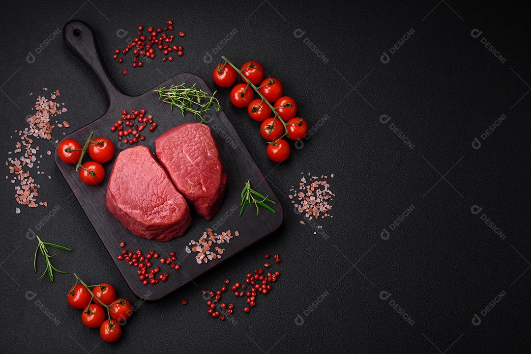 Bife cru redondo com sal, especiarias e ervas preparadas para grelhar em um fundo texturizado