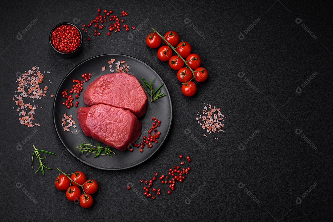 Bife cru redondo com sal, especiarias e ervas preparadas para grelhar em um fundo texturizado