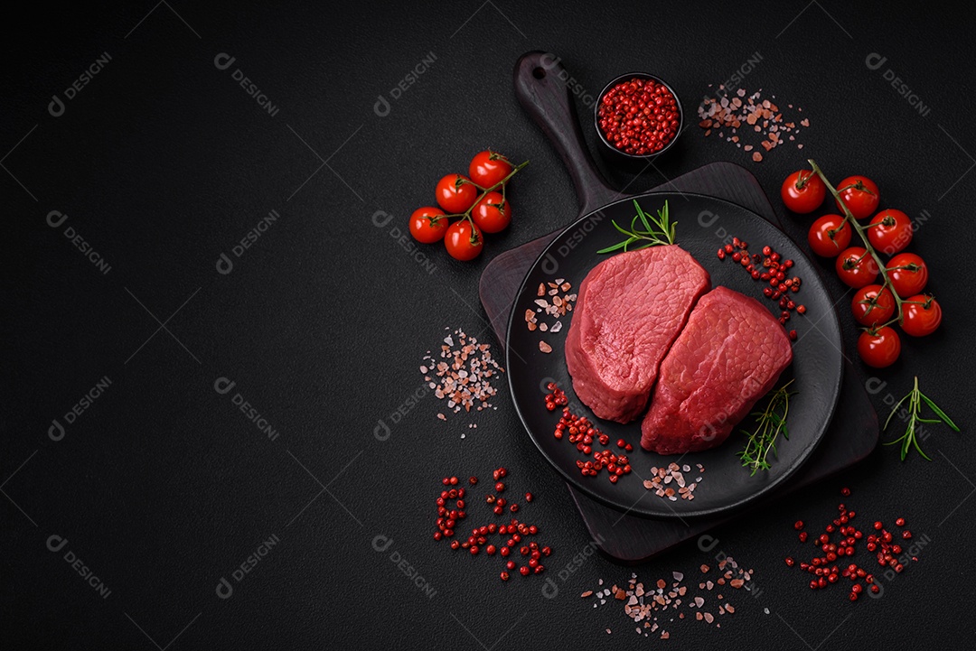 Bife cru redondo com sal, especiarias e ervas preparadas para grelhar em um fundo texturizado