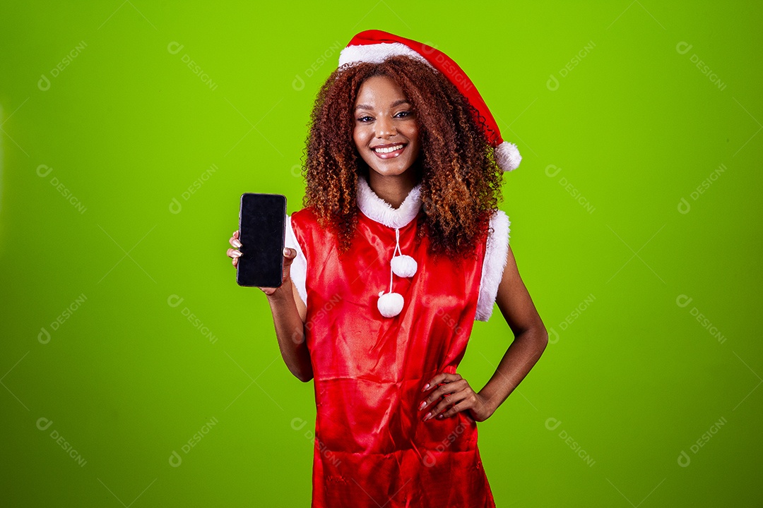 Linda mulher jovem fantasiada de papai noel sobre fundo isolado