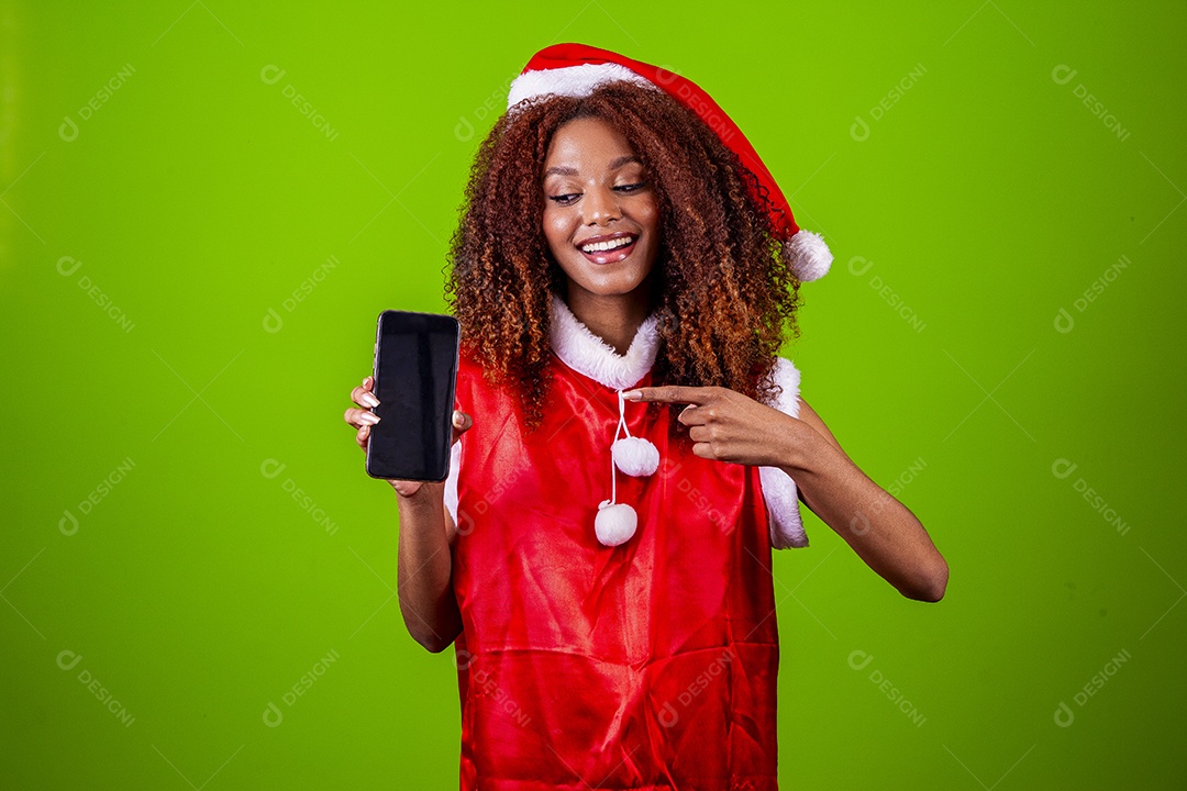 Linda mulher jovem fantasiada de papai noel sobre fundo isolado