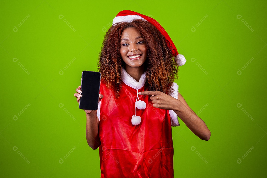 Linda mulher jovem fantasiada de papai noel sobre fundo isolado