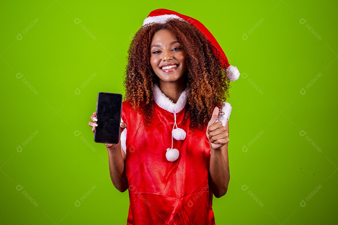 Linda mulher jovem fantasiada de papai noel sobre fundo isolado