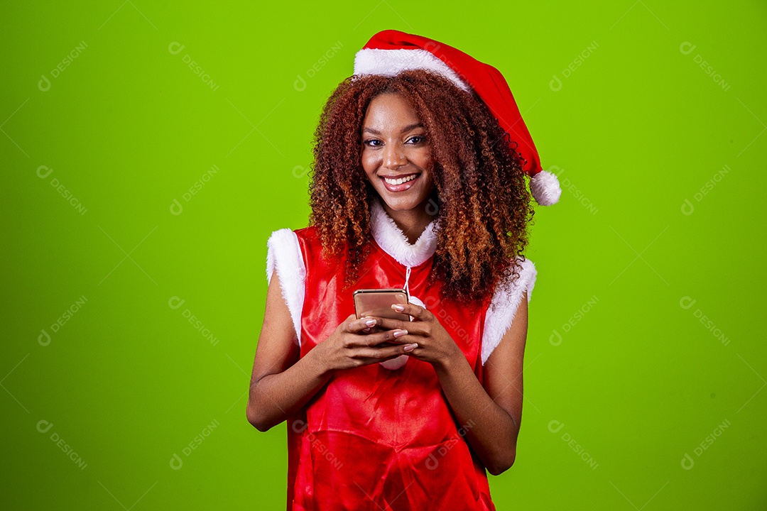 Linda mulher jovem fantasiada de papai noel sobre fundo isolado