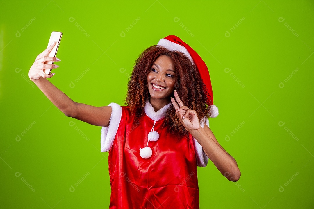 Linda mulher jovem fantasiada de papai noel sobre fundo isolado