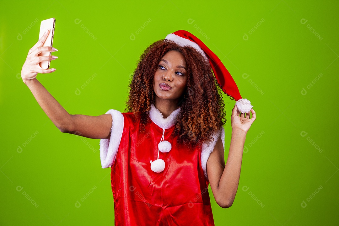 Linda mulher jovem fantasiada de papai noel sobre fundo isolado