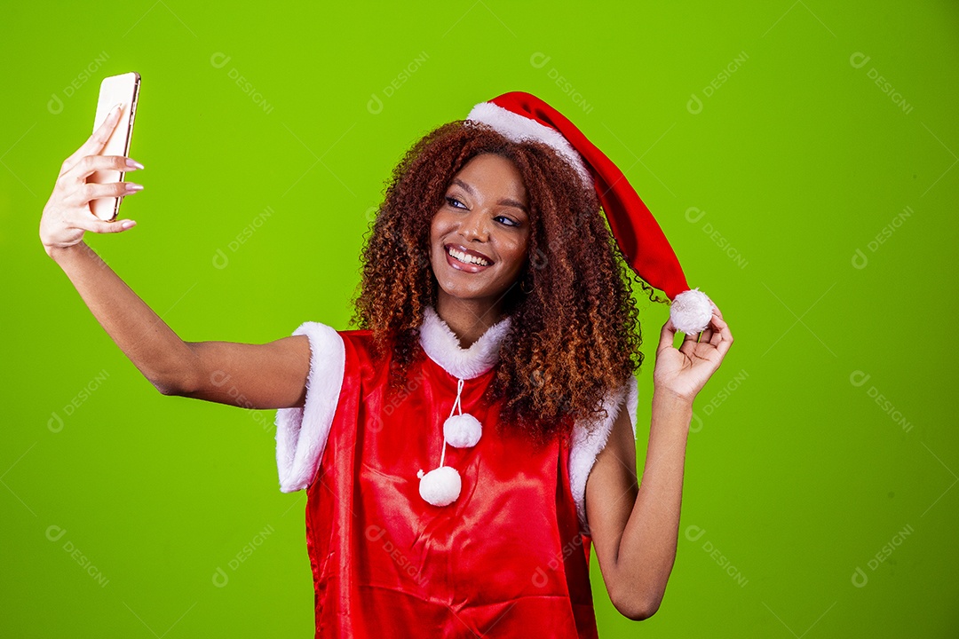 Linda mulher jovem fantasiada de papai noel sobre fundo isolado