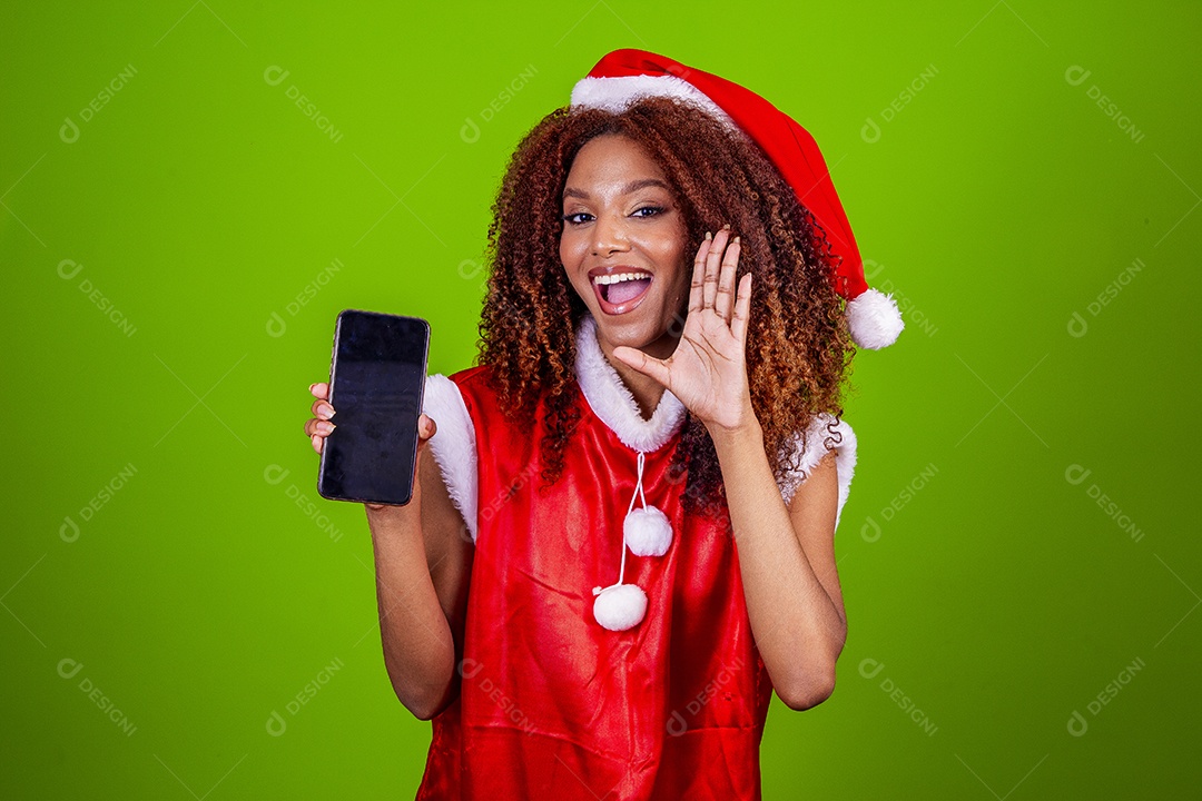 Linda mulher jovem fantasiada de papai noel sobre fundo isolado