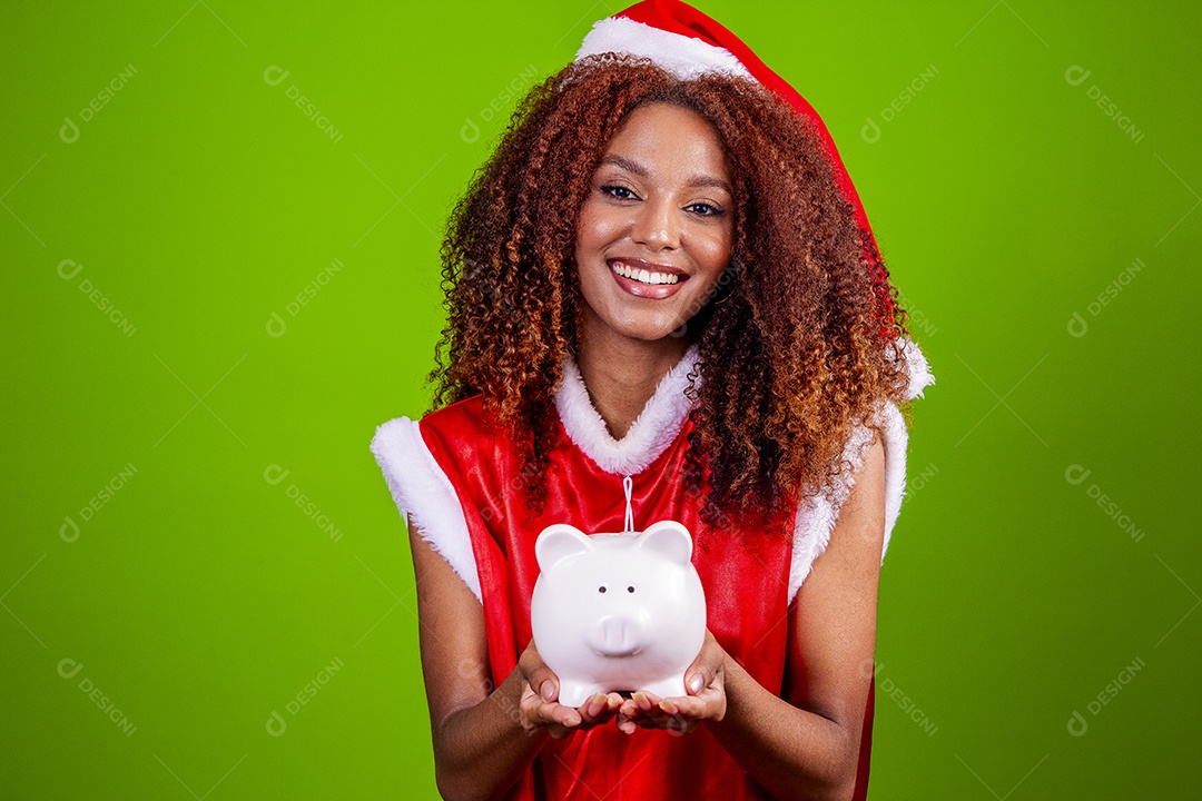 Linda mulher jovem fantasiada de papai noel sobre fundo isolado