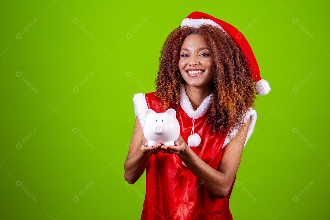 Linda mulher jovem fantasiada de papai noel sobre fundo isolado