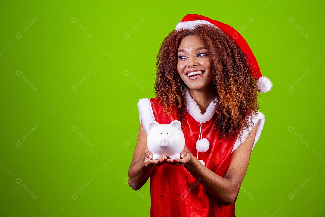 Linda mulher jovem fantasiada de papai noel sobre fundo isolado