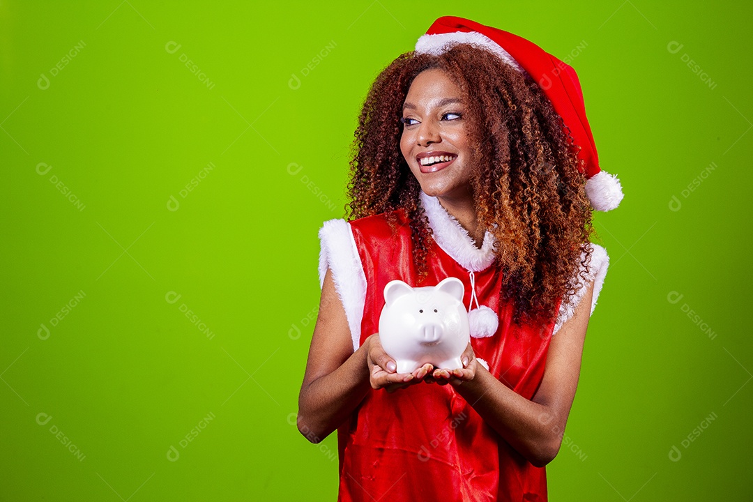 Linda mulher jovem fantasiada de papai noel sobre fundo isolado