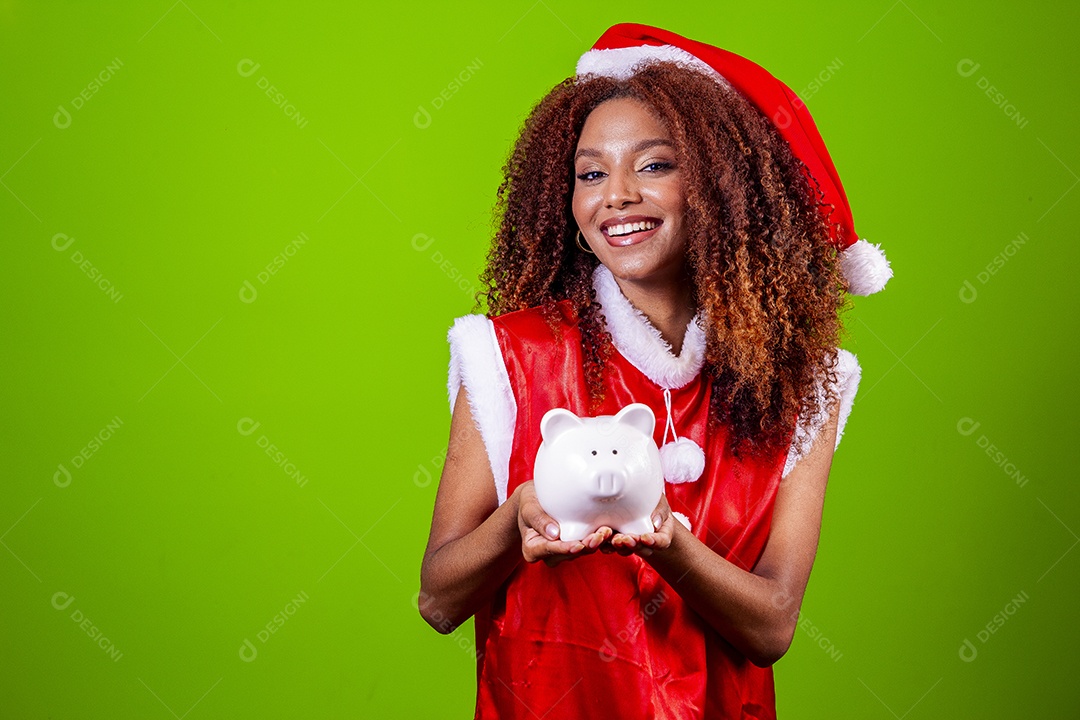 Linda mulher jovem fantasiada de papai noel sobre fundo isolado