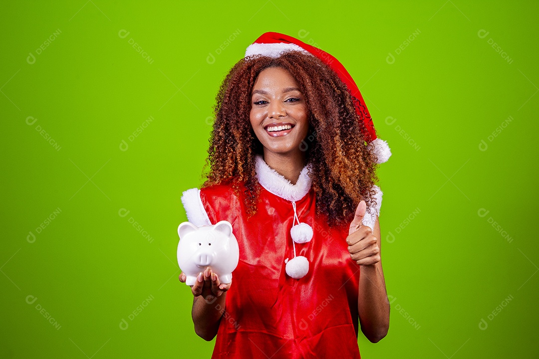 Linda mulher jovem fantasiada de papai noel sobre fundo isolado