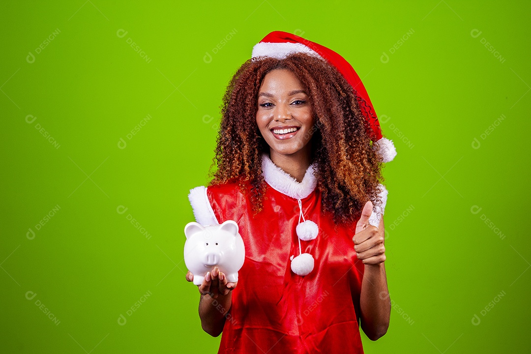 Linda mulher jovem fantasiada de papai noel sobre fundo isolado