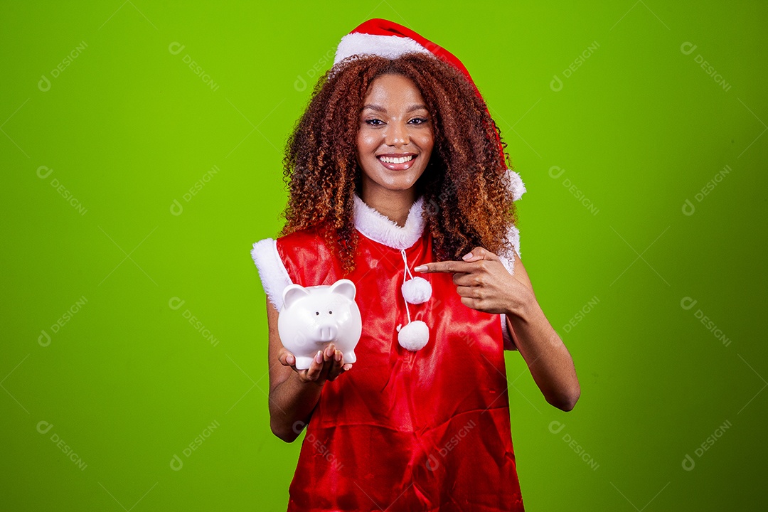 Linda mulher jovem fantasiada de papai noel sobre fundo isolado