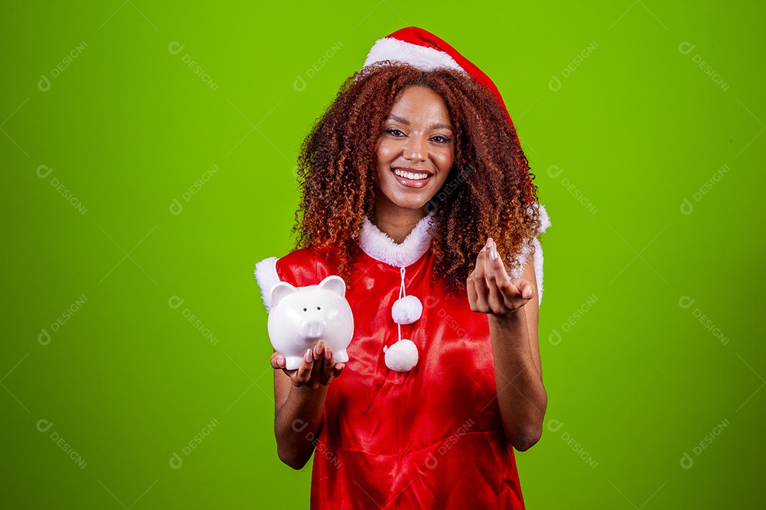 Linda mulher jovem fantasiada de papai noel sobre fundo isolado