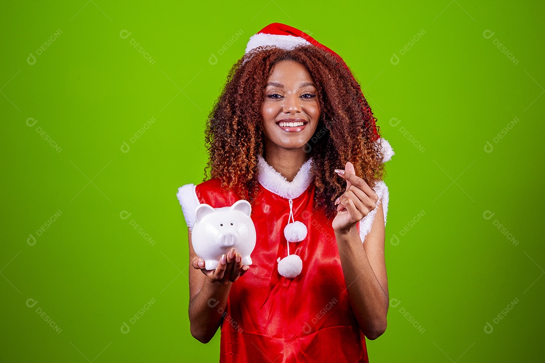 Linda mulher jovem fantasiada de papai noel sobre fundo isolado