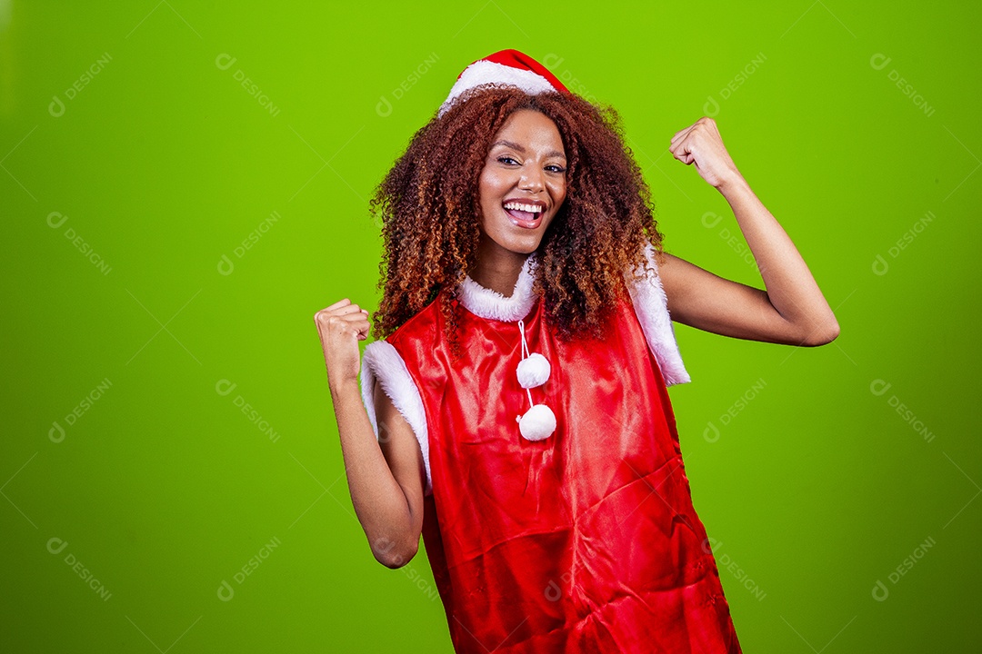 Linda mulher jovem fantasiada de papai noel sobre fundo isolado