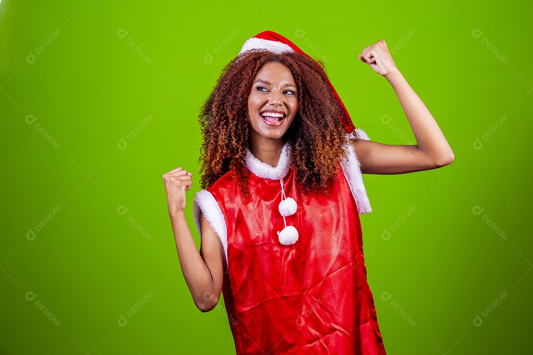 Linda mulher jovem fantasiada de papai noel sobre fundo isolado