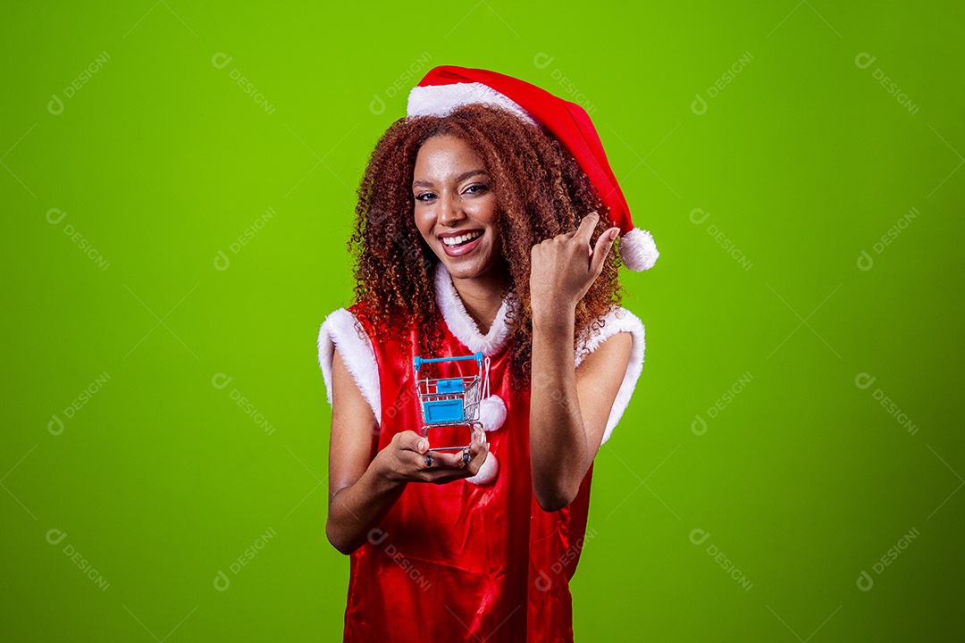 Linda mulher jovem fantasiada de papai noel sobre fundo isolado