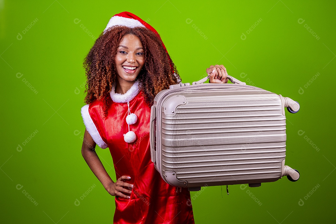 Linda mulher jovem fantasiada de papai noel sobre fundo isolado