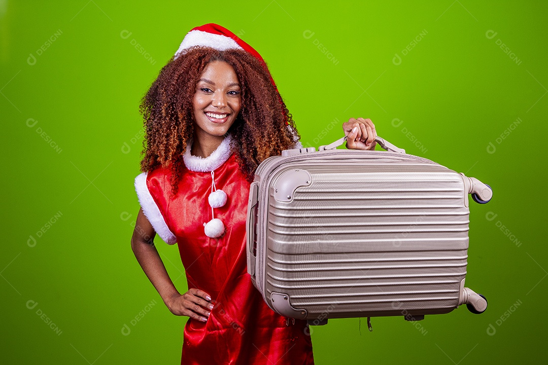 Linda mulher jovem fantasiada de papai noel sobre fundo isolado