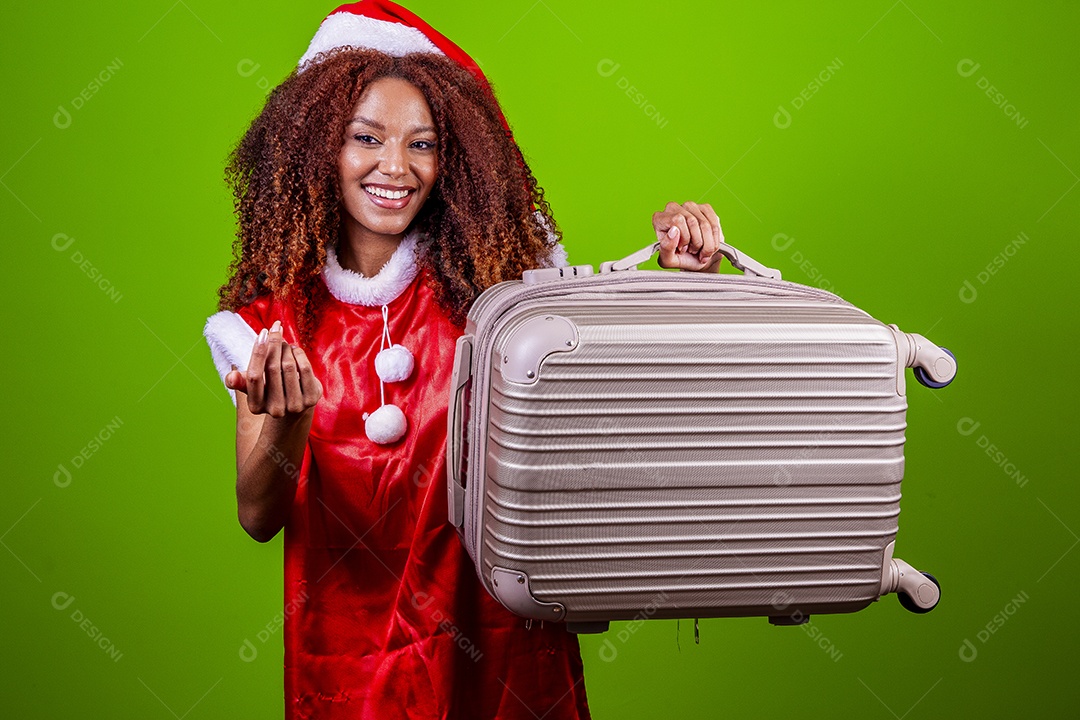 Linda mulher jovem fantasiada de papai noel sobre fundo isolado