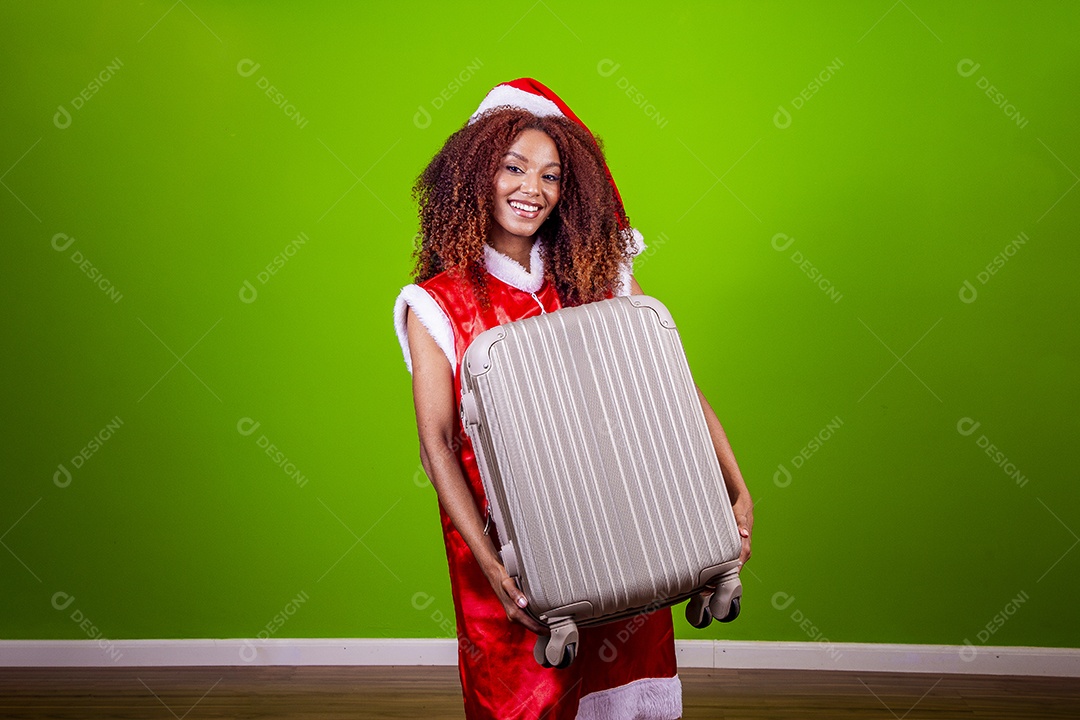 Linda mulher jovem fantasiada de papai noel sobre fundo isolado