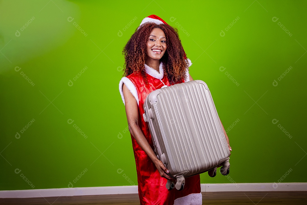 Linda mulher jovem fantasiada de papai noel sobre fundo isolado