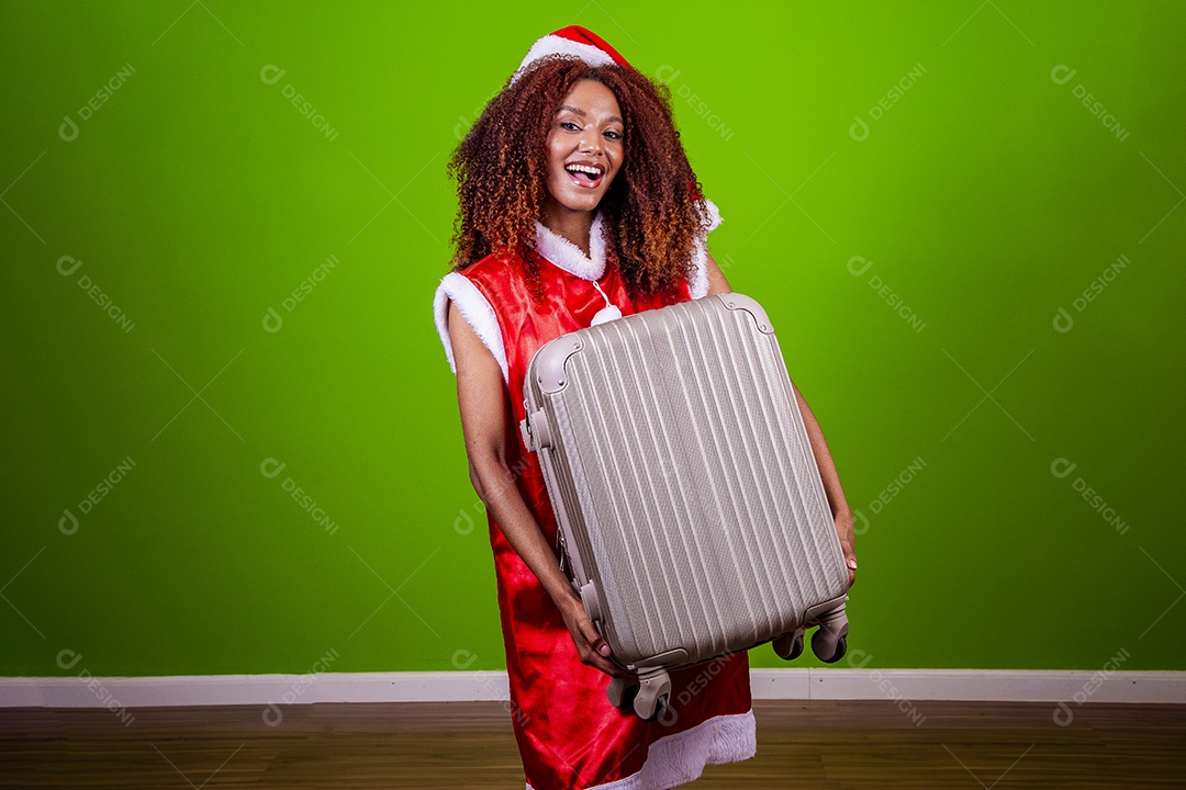 Linda mulher jovem fantasiada de papai noel sobre fundo isolado