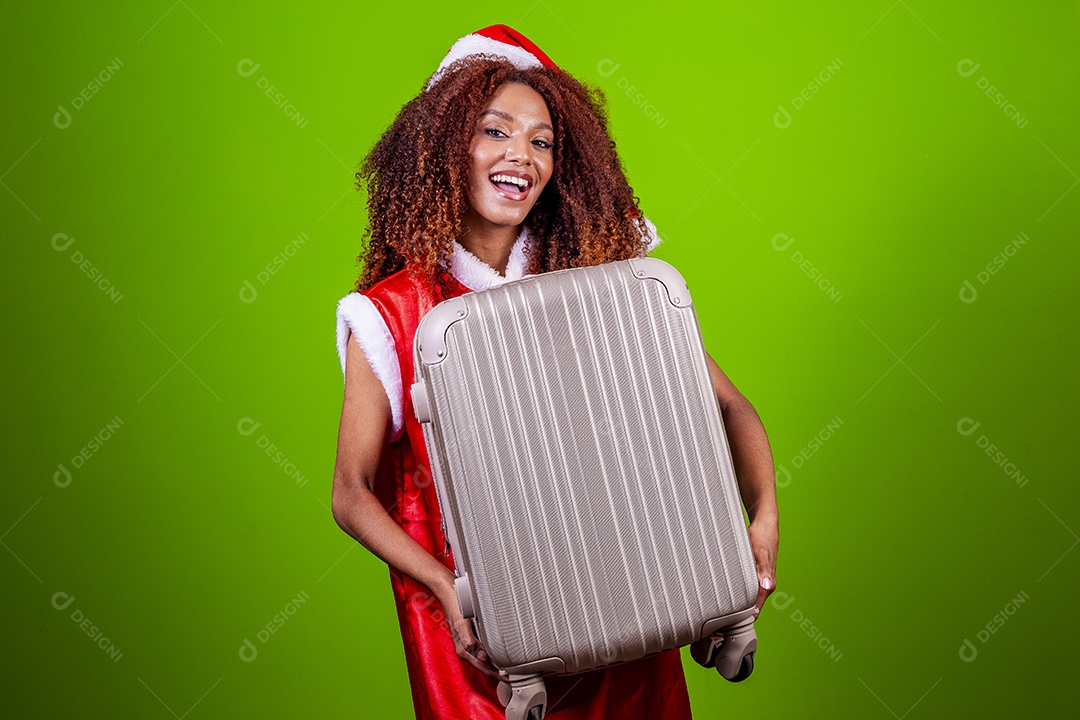 Linda mulher jovem fantasiada de papai noel sobre fundo isolado