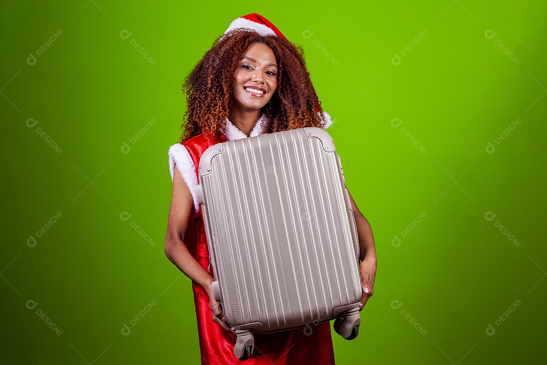 Linda mulher jovem fantasiada de papai noel sobre fundo isolado