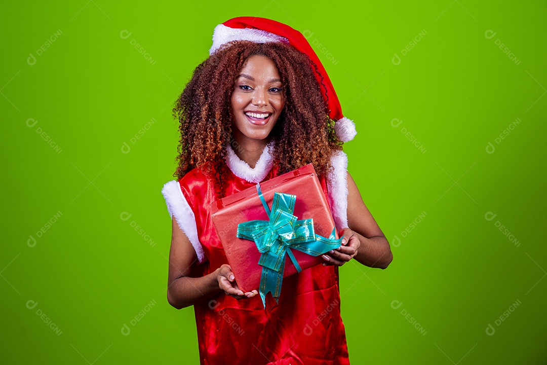 Linda mulher jovem fantasiada de papai noel sobre fundo isolado