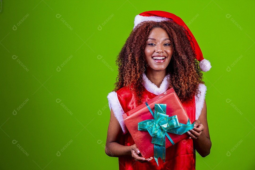 Linda mulher jovem fantasiada de papai noel sobre fundo isolado