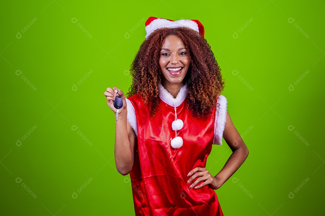 Linda mulher jovem fantasiada de papai noel sobre fundo isolado