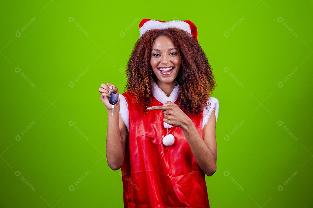 Linda mulher jovem fantasiada de papai noel sobre fundo isolado