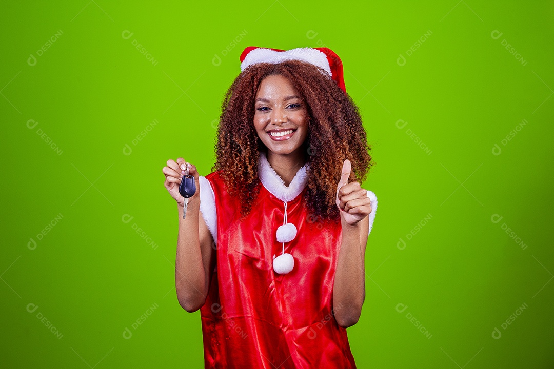 Linda mulher jovem fantasiada de papai noel sobre fundo isolado