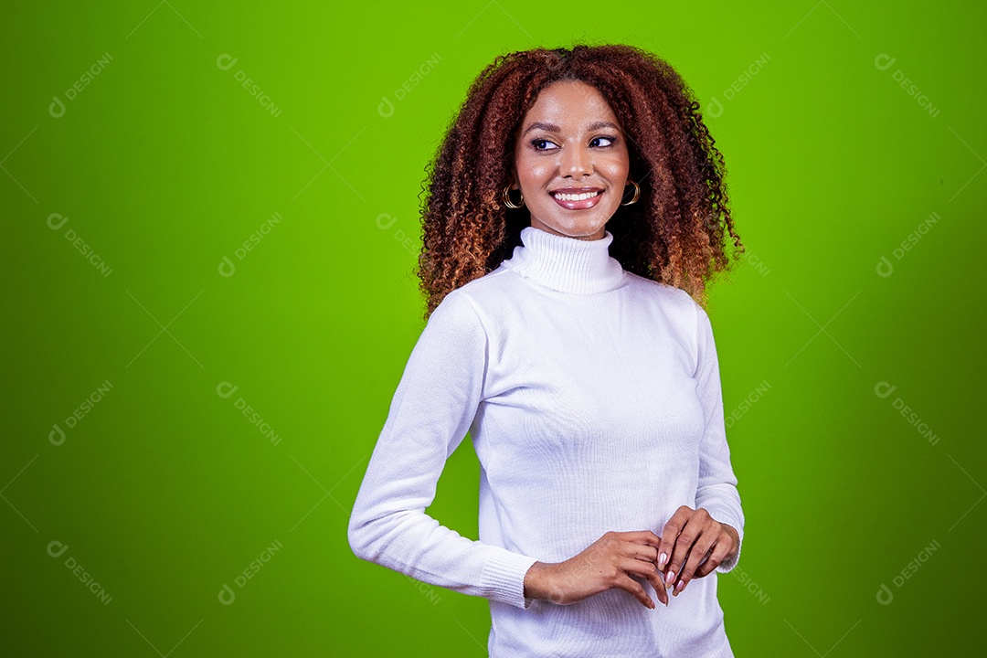 Linda mulher jovem sobre fundo isolado