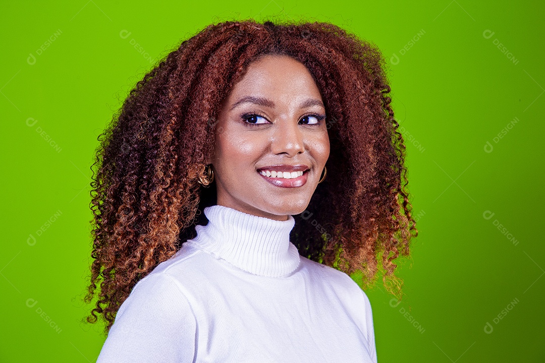 Linda mulher jovem sobre fundo isolado