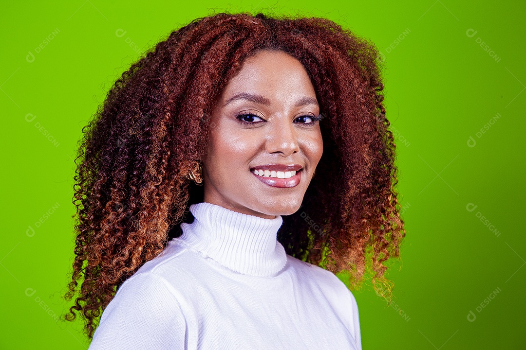 Linda mulher jovem sobre fundo isolado