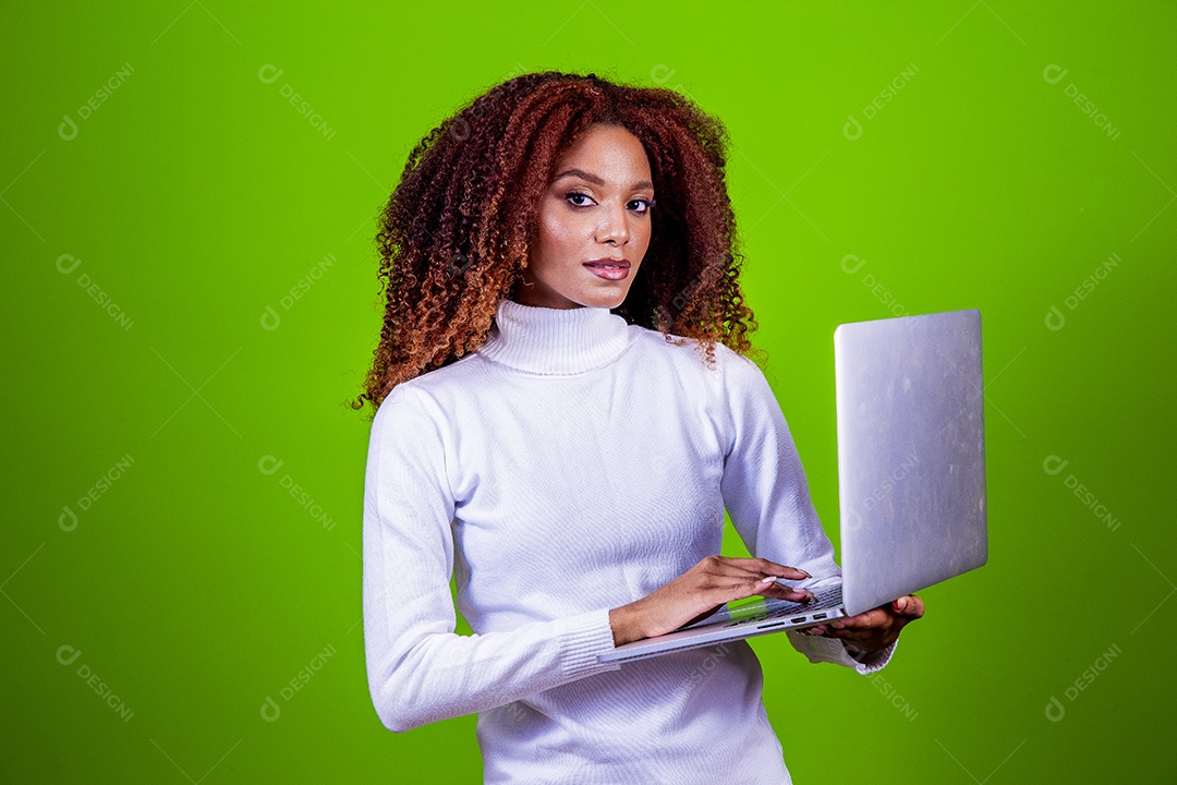 Linda mulher jovem sobre fundo isolado