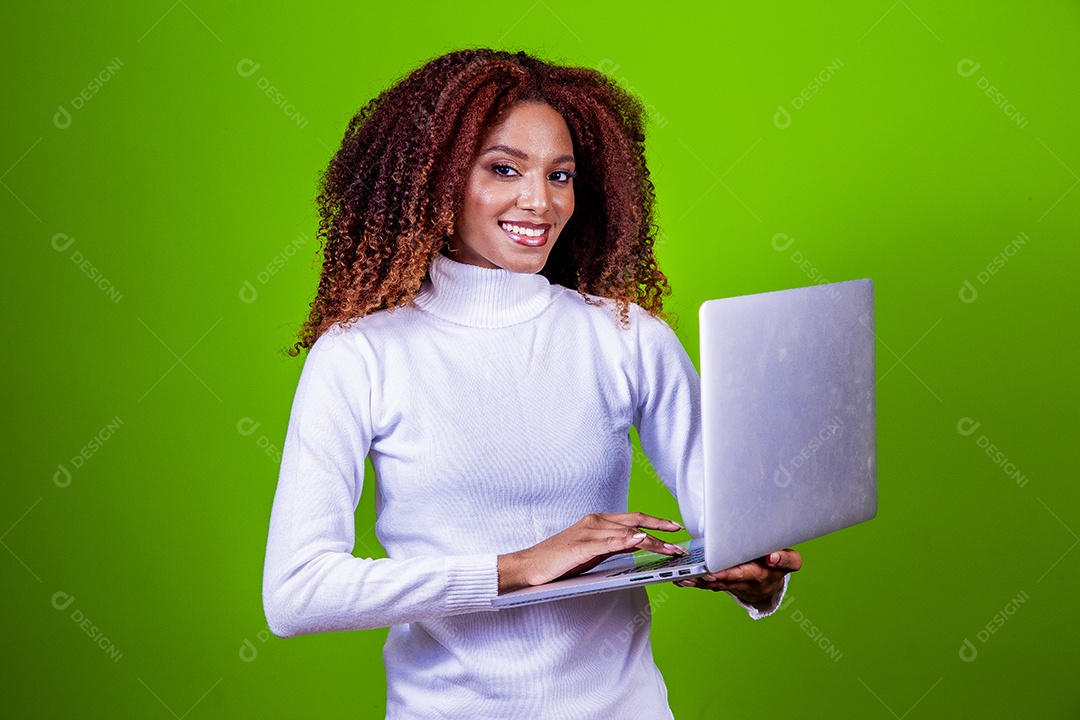 Linda mulher jovem sobre fundo isolado