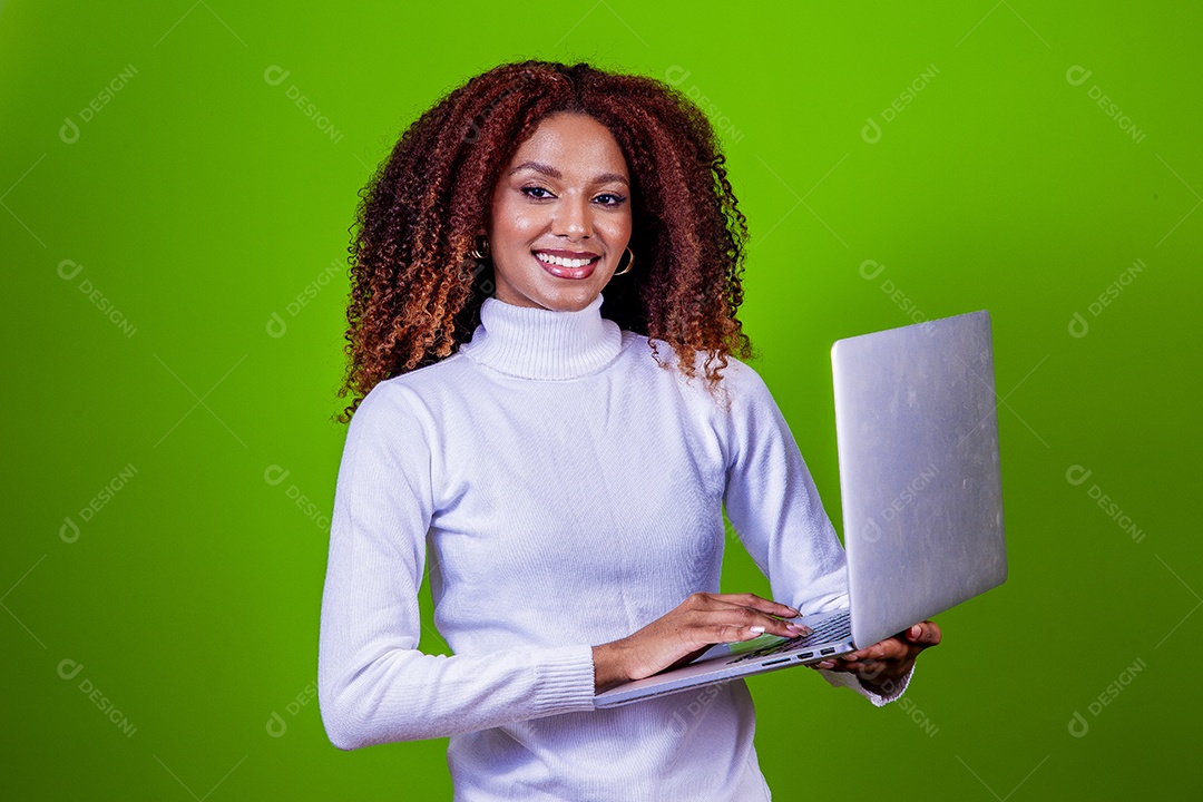 Linda mulher jovem sobre fundo isolado