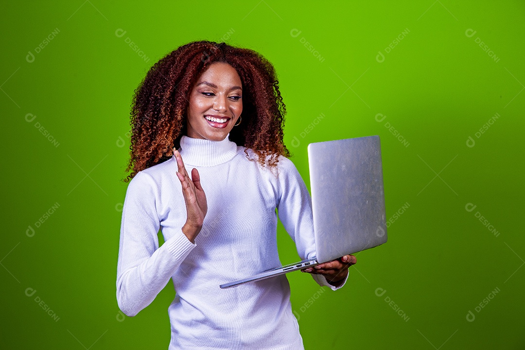 Linda mulher jovem sobre fundo isolado