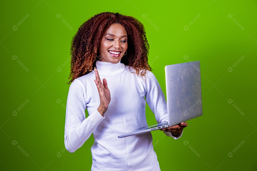 Linda mulher jovem sobre fundo isolado