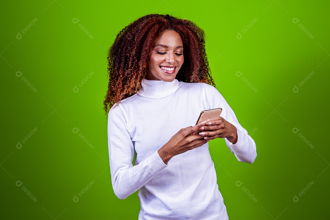 Linda mulher jovem com cabelo cacheado sobre fundo isolado