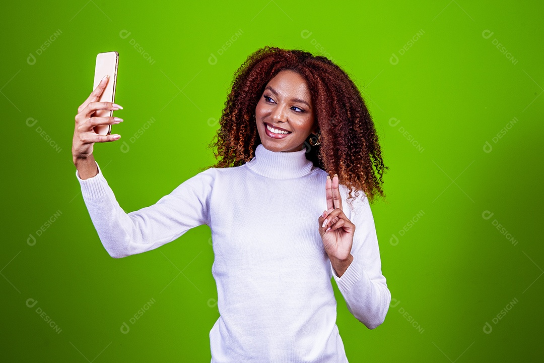 Linda mulher jovem com cabelo cacheado sobre fundo isolado