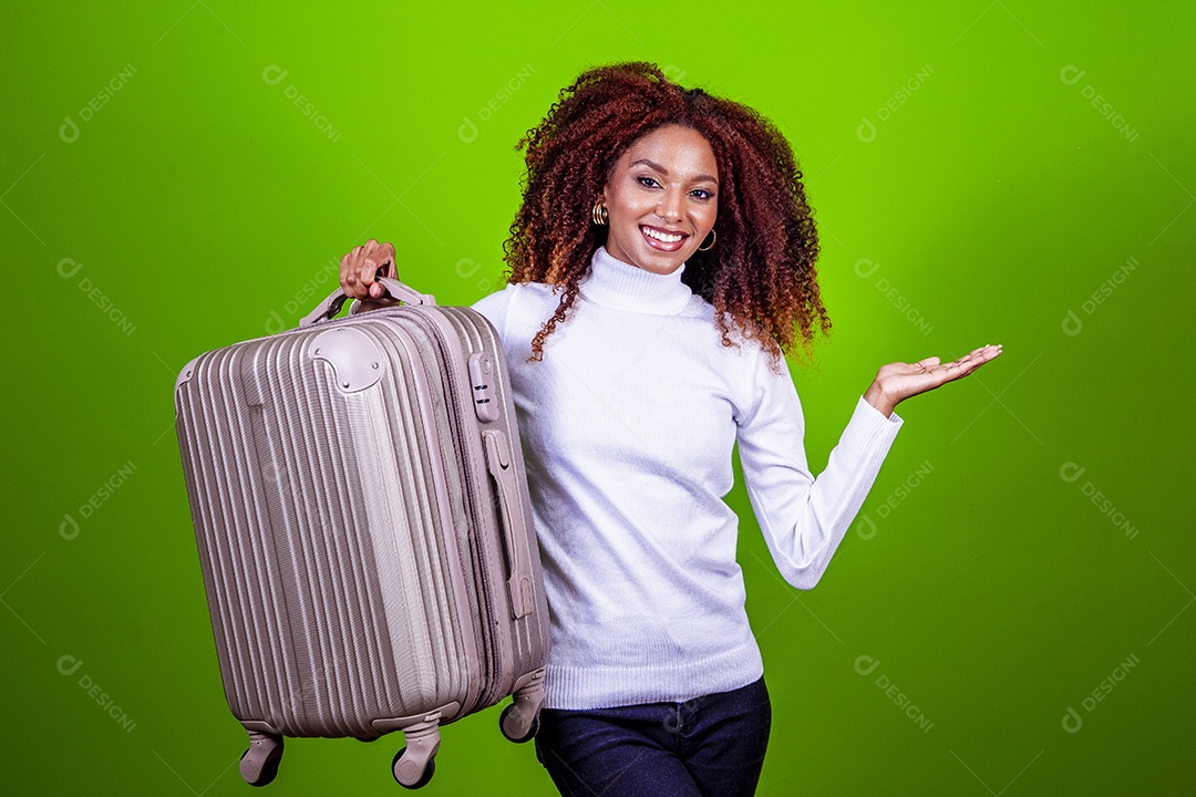Linda mulher jovem com cabelo cacheado sobre fundo isolado