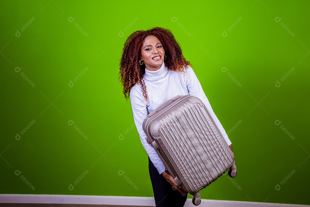 Linda mulher jovem com cabelo cacheado sobre fundo isolado